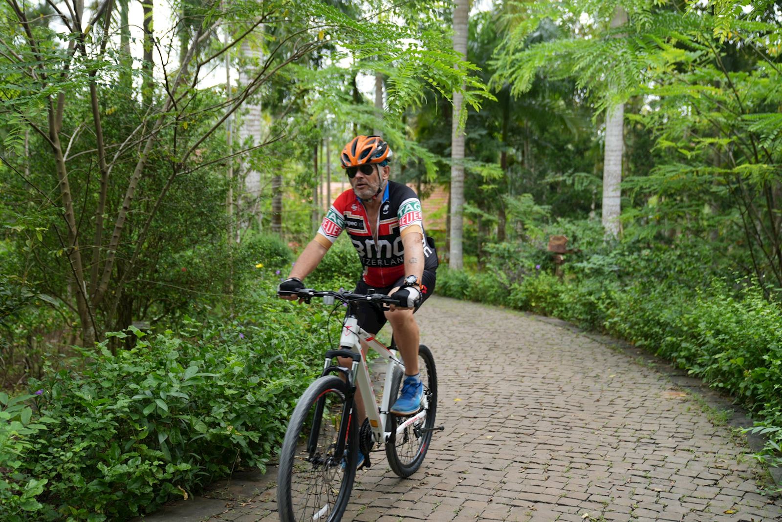 Đạp xe tại suối rao